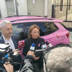 la Sindaca Giovanna Bruno con l'auto 100% elettrica della LILT per promuovere la prevenzione del tumore al seno