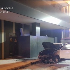 Auto in fiamme in via Giannone