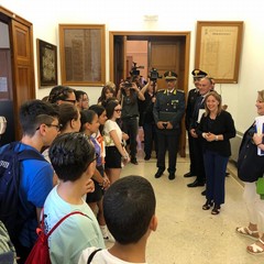 Studenti della scuola "Manzoni" a Palazzo di Città