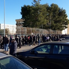 Lunga coda all'hub vaccinale di San Valentino