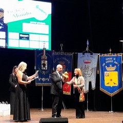 Sindaca Bruno premia l'ambasciatore dell'Uruguay, Giovanni Battista Jannuzzi