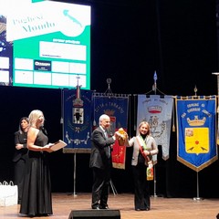 Sindaca Bruno premia l'ambasciatore dell'Uruguay, Giovanni Battista Jannuzzi