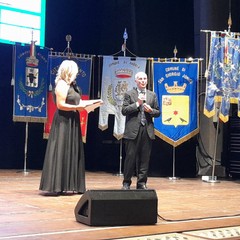 Sindaca Bruno premia l'ambasciatore dell'Uruguay, Giovanni Battista Jannuzzi