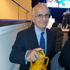 Sindaca Bruno premia l'ambasciatore dell'Uruguay, Giovanni Battista Jannuzzi