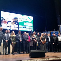 Sindaca Bruno premia l'ambasciatore dell'Uruguay, Giovanni Battista Jannuzzi