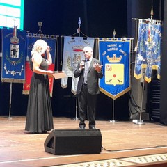 Sindaca Bruno premia l'ambasciatore dell'Uruguay, Giovanni Battista Jannuzzi