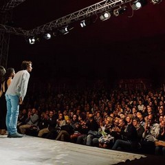 IL PARADISO DEGLI IDOTI FESTIVAL INTERNAZIONALE CASTEL DEI MONDI Applausi tagliata