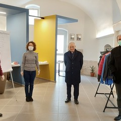 Il vescovo e il vicario generale in visita alla sede della Caritas diocesana