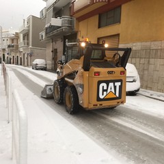 Mezzi spazzaneve e spargisale in azione ad Andria