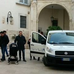 “Vite in ballo” consegna un furgone ai volontari di “Santa Maria Goretti”