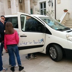 “Vite in ballo” consegna un furgone ai volontari di “Santa Maria Goretti”