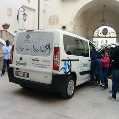 “Vite in ballo” consegna un furgone ai volontari di “Santa Maria Goretti”