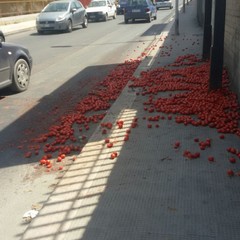 pomodori sversati su viale Dalmazia