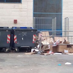 rifiuti nella parte posteriore dell'ospedale di Andria