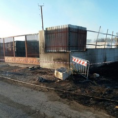 Incendio deposito pedane: fiamme spente solo stamane