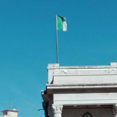 Monumento ai Caduti: sostituito il cencio con il Tricolore
