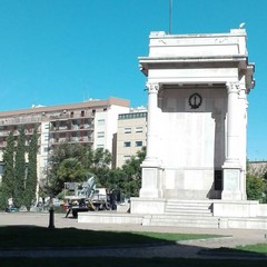 Monumento ai Caduti: sostituito il cencio con il Tricolore