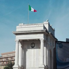 Monumento ai Caduti: sostituito il cencio con il Tricolore