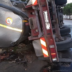 cisterna ribaltata sulla Trani Andria