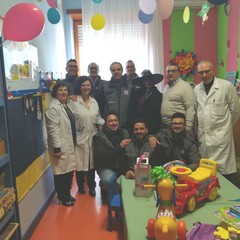 Giocattoli e dolciumi alla Pediatria del "L. Bonomo"