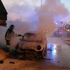 incendio di autovettura davanti al casello autostradale