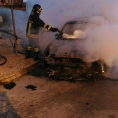 incendio di autovettura davanti al casello autostradale