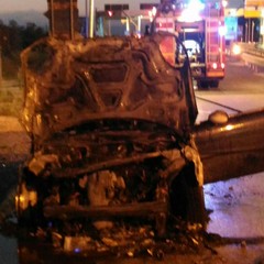 incendio di autovettura davanti al casello autostradale