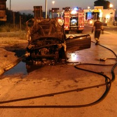 incendio di autovettura davanti al casello autostradale