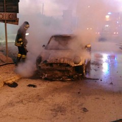 incendio di autovettura davanti al casello autostradale