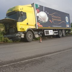 Autocarro fuoristrada sulla tangenziale comunale