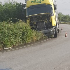Autocarro fuoristrada sulla tangenziale comunale
