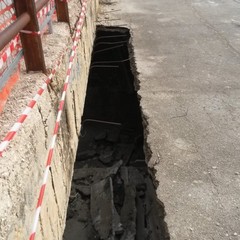 Cede parte della soletta del tratto pedonale che copre il canale Ciappetta Camaggio