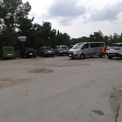 A Castel del Monte impazza parcheggio selvaggio: auto in sosta fino ai piedi del maniero federiciano