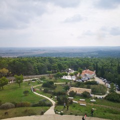 A Castel del Monte impazza parcheggio selvaggio: auto in sosta fino ai piedi del maniero federiciano
