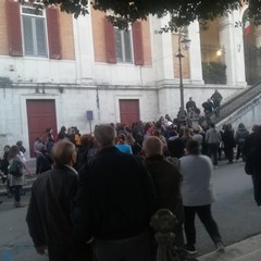 manifestazione delle mamme sotto Palazzo di Città