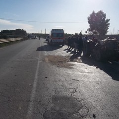 trattore ribaltato sulla strada tangenziale