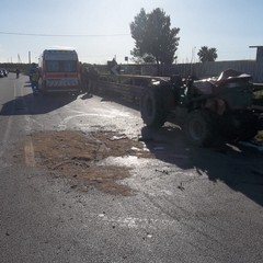 trattore ribaltato sulla strada tangenziale