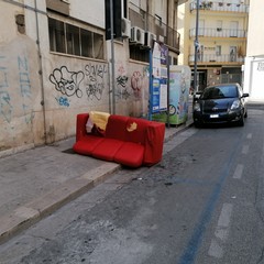 divano abbandonato