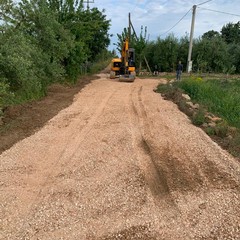 Sistemazione del  manto della strada interpoderale per la Masseria San Vittore