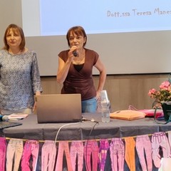 Al centro  Teresa Menes, mamme di Andrea e autrice del libro "Il ragazzo dai pantoli rosa"