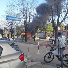 Fiamme divorano un furgone: minuti di paura in viale Gramsci
