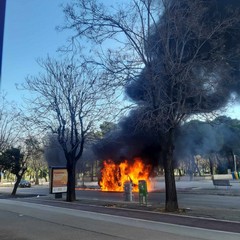 Fiamme divorano un furgone: minuti di paura in viale Gramsci