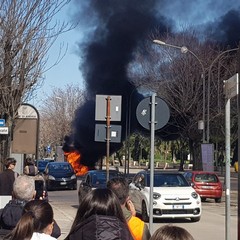 Fiamme divorano un furgone: minuti di paura in viale Gramsci