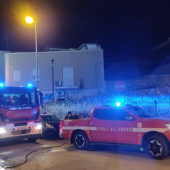 Incendio al quarto piano di una palazzina in via Basilicata