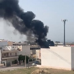 Incendio ad Andria in un deposito di materiale edile: