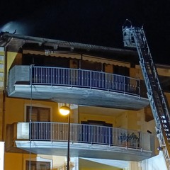 Incendio al quarto piano di una palazzina in via Basilicata