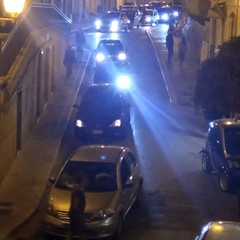 si schianta contro auto in sosta