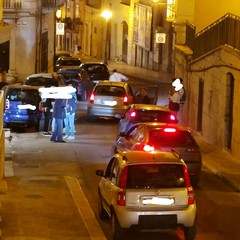 si schianta contro auto in sosta