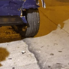 si schianta contro auto in sosta