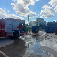 Incendio compattatore all'interno dell'isola ecologica di via Stazio
